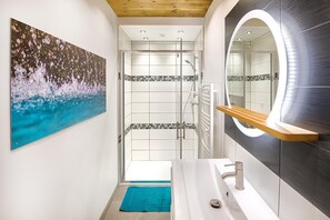 Een douche, een haardroger, handdoeken