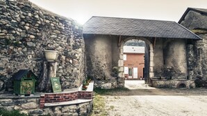 A rustic stone building with a brick pathway leading to a wooden door. - Merlin - Ste-helene-du-lac (SAINTE HELENE DU LAC)