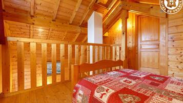 2 slaapkamers, een strijkplank/strijkijzer, reisbedje