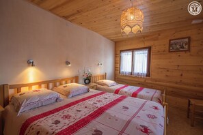 2 habitaciones, tabla de planchar con plancha y cuna de viaje 