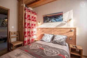 2 chambres, fer et planche à repasser, lit de bébé portatif