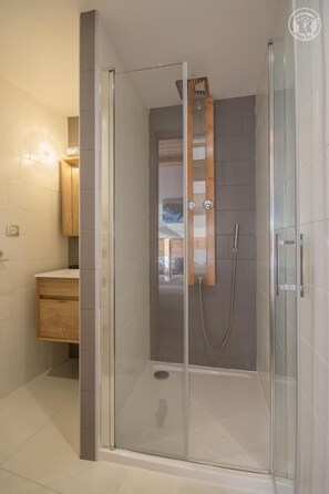 Dusche, Haartrockner, Handtücher