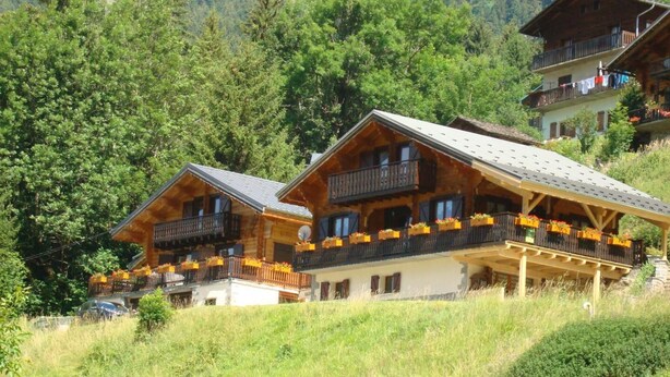 A chalet-style hotel with multiple balconies, wooden exterior, and a mountainous backdrop. - LA Verdine - Hauteluce-les-saisies (HAUTELUCE LES SAISIES)