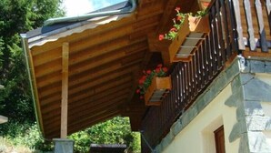 A wooden staircase leading to a stone building with a balcony. - LA Verdine - Hauteluce-les-saisies (HAUTELUCE LES SAISIES)