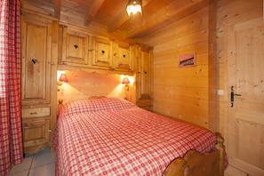 6 bedrooms, iron/ironing board, travel cot, free WiFi