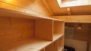 A wooden attic room with skylight, built-in shelves, and a skylight. - LA Verdine - Hauteluce-les-saisies (HAUTELUCE LES SAISIES)