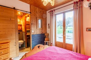 3 bedrooms, iron/ironing board, travel cot, free WiFi