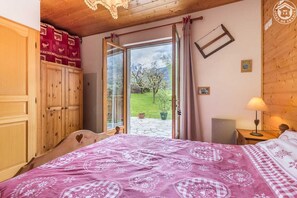 3 bedrooms, iron/ironing board, travel cot, free WiFi