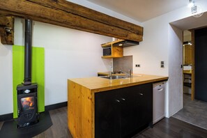 Frigorifero, microonde, forno, piano cottura