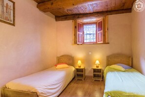 3 chambres, fer et planche à repasser, lit parapluie, Wi-Fi gratuit