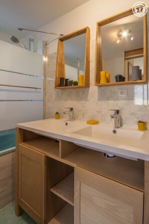 Bathtub, hair dryer