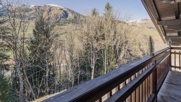 A wooden balcony with a view of a mountainous landscape. - LE Boujou - Hauteluce-les-saisies (HAUTELUCE LES SAISIES)