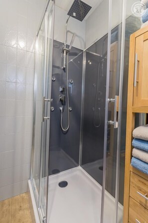 Shower, hair dryer, towels