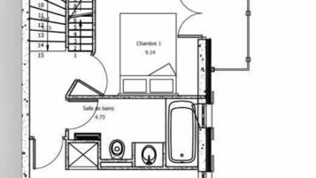 Un plan d’étage comprenant une salle de bain, une chambre, une salle de bain et un espace cuisine.