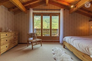 3 bedrooms, iron/ironing board, travel cot, free WiFi