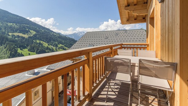 A wooden balcony with a view of green hills and mountains. - LA Louve - Hauteluce-les-saisies (HAUTELUCE LES SAISIES)