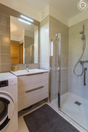 Dusche, Haartrockner, Handtücher