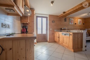 Fridge, microwave, oven, stovetop - Chalet D'elise - Queige (QUEIGE)
