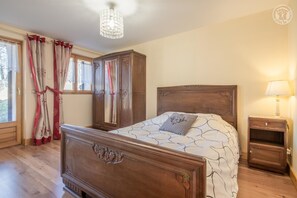 4 bedrooms, iron/ironing board, travel crib, free WiFi - Chalet D'elise - Queige (QUEIGE)