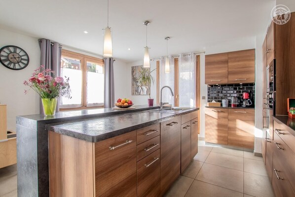 Fridge, microwave, oven, stovetop - Gite DES Ours - Aime LA Plagne (AIME LA PLAGNE)