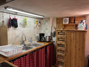 雪櫃、微波爐、焗爐、爐具