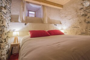 4 bedrooms, iron/ironing board, travel crib, free WiFi
