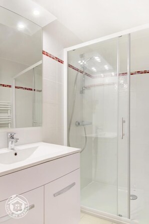 Shower, hair dryer - n°2 - St-francois-longchamp (SAINT FRANCOIS LONGCHAMP)