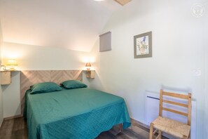 3 habitaciones, tabla de planchar con plancha y cuna de viaje