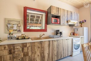 Kylskåp, mikrovågsugn, ugn och spishäll