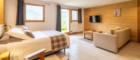 Fer et planche à repasser, lit parapluie, Wi-Fi gratuit, draps fournis