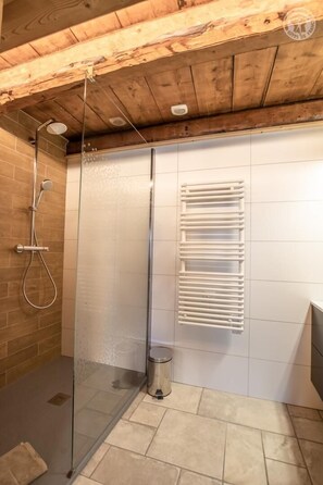 Een douche, een haardroger, handdoeken