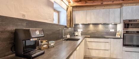 Frigorífico, microondas, horno y placa de cocina