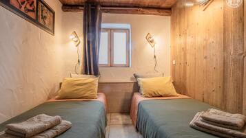 1 slaapkamer, een strijkplank/strijkijzer, reisbedje, gratis wifi