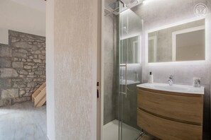 Douche, sĂšche-cheveux, serviettes fournies