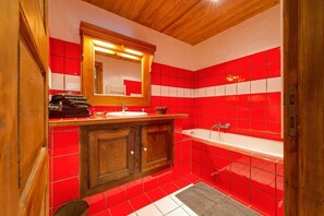 Baignoire, sèche-cheveux