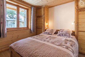3 slaapkamers, een strijkplank/strijkijzer, reisbedje, gratis wifi