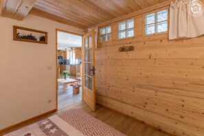 3 quartos, ferros/tábuas de passar roupa, berço de viagem