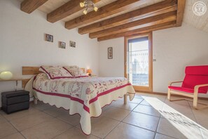 3 habitaciones y tabla de planchar con plancha
