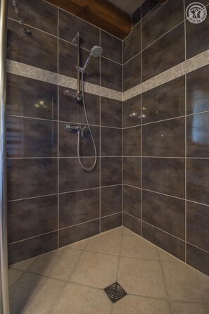 Shower, hair dryer - LA Petite Reine - Myans (MYANS)