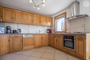 Fridge, microwave, oven, stovetop - LA Petite Reine - Myans (MYANS)