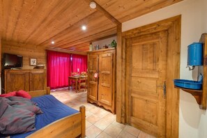 1 chambre, fer et planche à repasser, lit parapluie, Wi-Fi gratuit