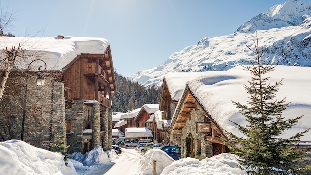 A wooden mountain lodge with stone walls, surrounded by snow-covered mountains and a clear sky. - Chalet Chaudanne - LO Soli (SAINTE FOY TARENTAISE)