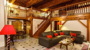 TV a schermo piatto, lettore DVD, impianto stereo