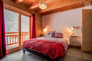 5 bedrooms, iron/ironing board, travel crib, free WiFi