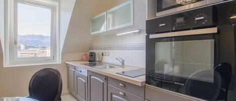 Frigorífico, microondas, horno y placa de cocina