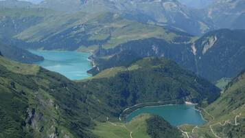 Un paysage montagneux avec un lac et une route sinueuse.