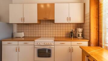 Een koelkast, een microgolfoven, een oven, een kookplaat