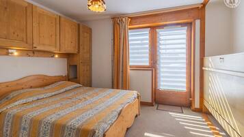 2 bedrooms, iron/ironing board, travel cot, free WiFi
