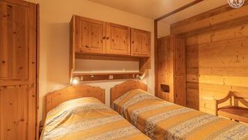 2 slaapkamers, een strijkplank/strijkijzer, reisbedje, gratis wifi