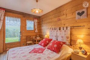 3 chambres, fer et planche à repasser, lit de bébé portatif